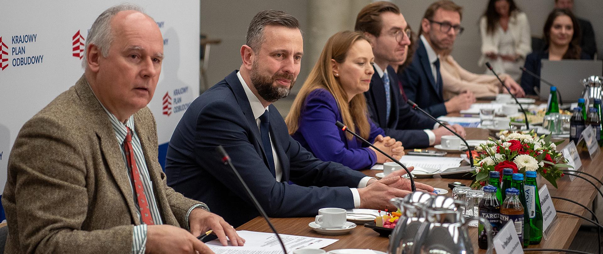 4 kwietnia 2025 r. w Warszawie, Władysław Kosiniak-Kamysz wicepremier, minister obrony narodowej wziął udział w posiedzeniu Komitetu Sterującego do spraw wdrożenia działań na rzecz obronności i bezpieczeństwa narodowego finansowanych przez nowo tworzony Fundusz Bezpieczeństwa i Obronności w ramach KPO. Fot. Maciej Nędzyński/MON
