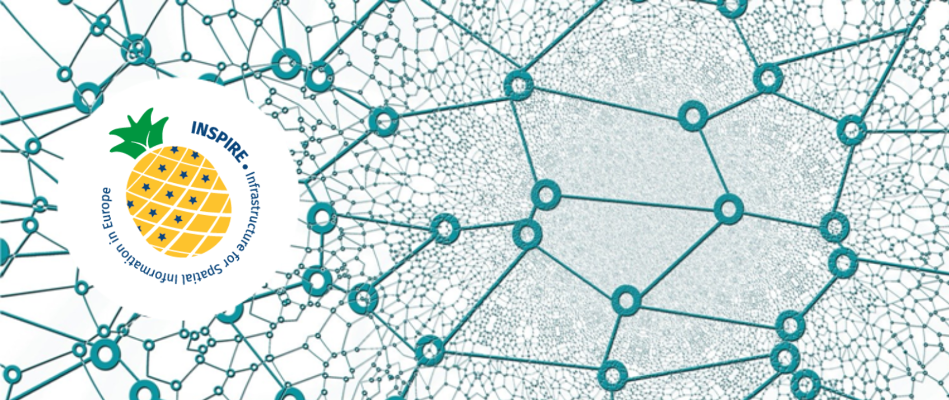 Gęsta sieć połączeń. Z jej lewej strony Logo INSPIRE: żółty ananas z trzema rzędami niebieskich gwiazdek. Na górze zielona korona ananasa. Wokół napis: INSPIRE - Infrastructure for Spatial Information in the Europe.