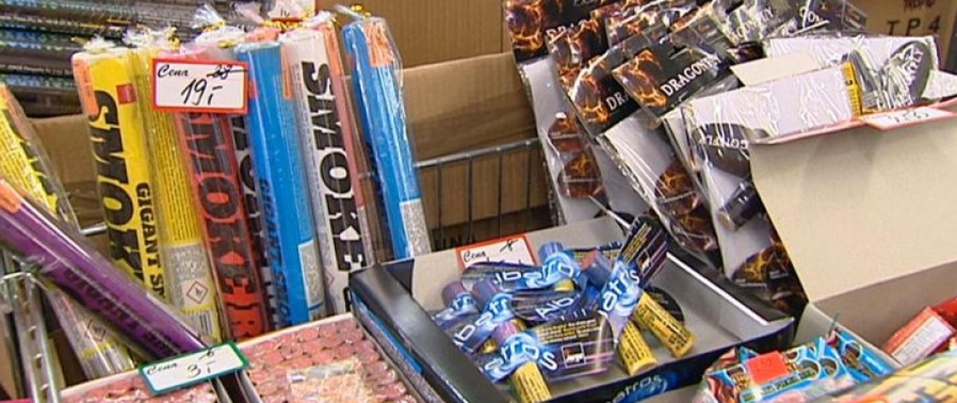 Fajerwerki w pojemnikach i kartonach. Ceny podane na tabliczkach.