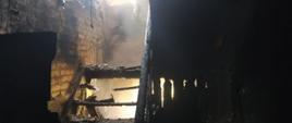 na zdjęciu widać wnętrze spalonego domu