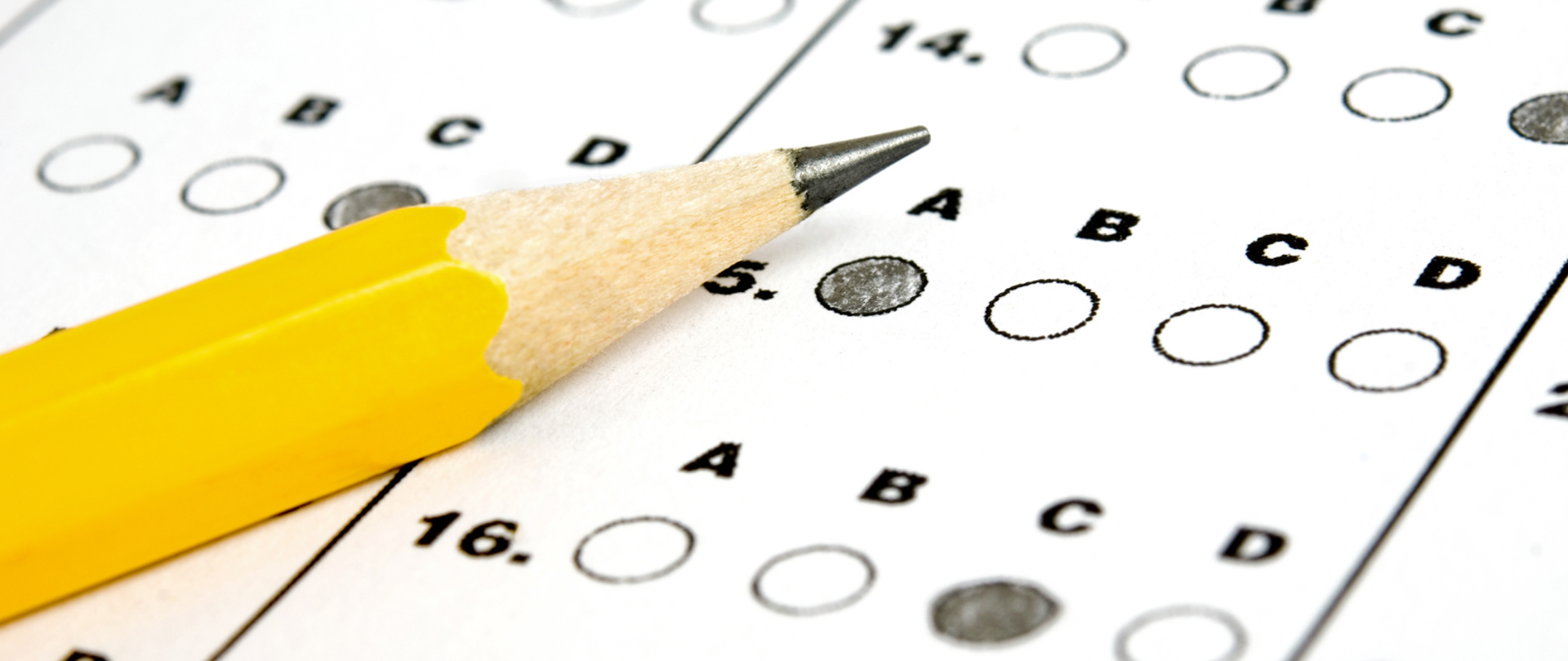 Ołówek leżący na wypełnionej karcie egzaminacyjnej.