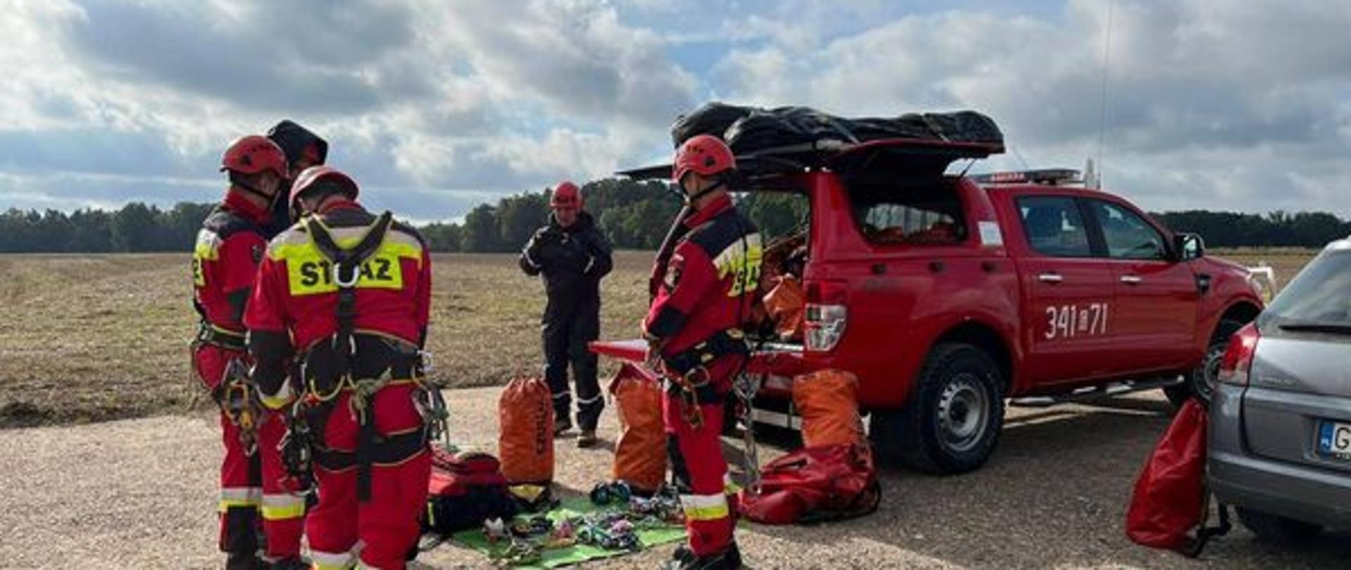Zdjęcie przedstawia przygotowania grupy wysokościowej do rozpoczęcia ćwiczeń.