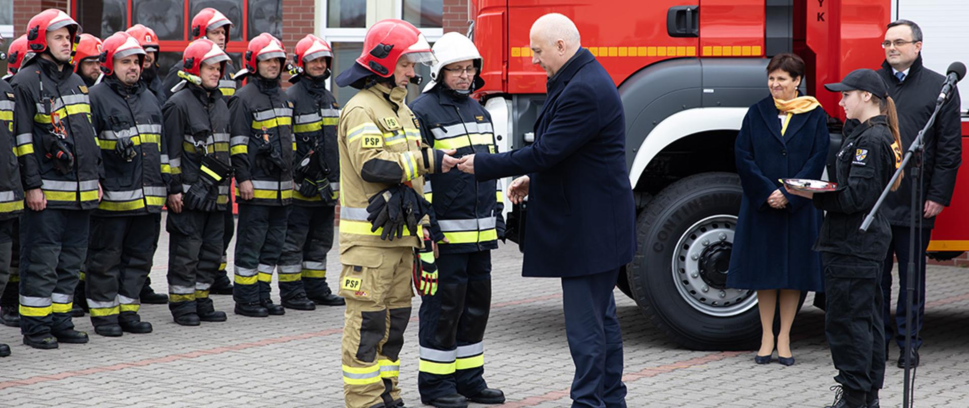 Minister Joachim Brudziński wręcza strażakom klucze do nowych wozów 