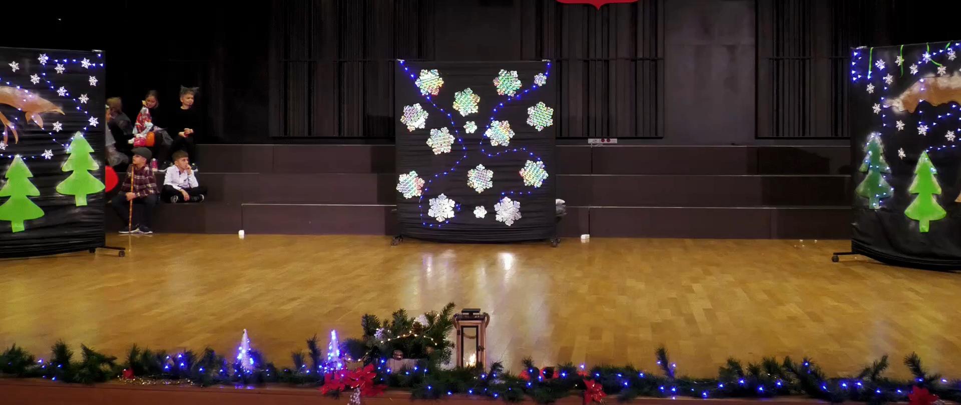 Udekorowana świątecznie scena.