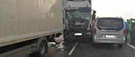 Kolizja dwóch ciężarówek i osobówki w Rostarzewie