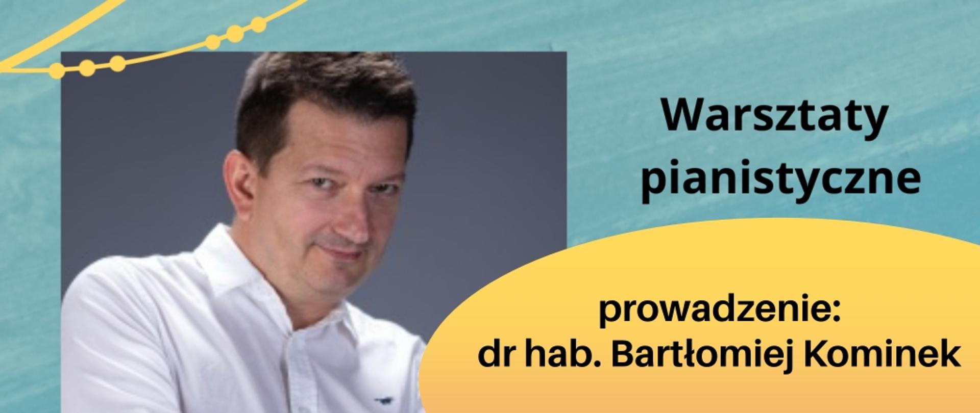 Baner warsztaty pianistyczne, prowadzenie: dr hab. Bartłomiej Kominek, niebieskie tło, czarne litery, zdjęcie prowadzącego