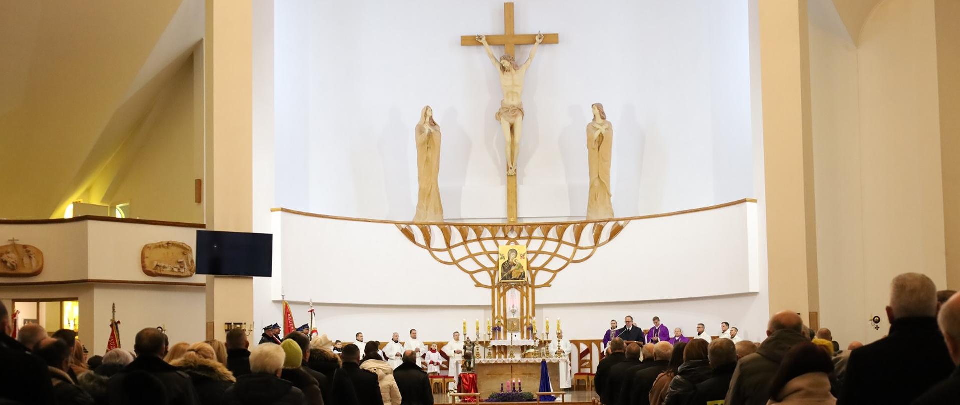 Widok ołtarza oraz ludzi zgromadzonych w kościele