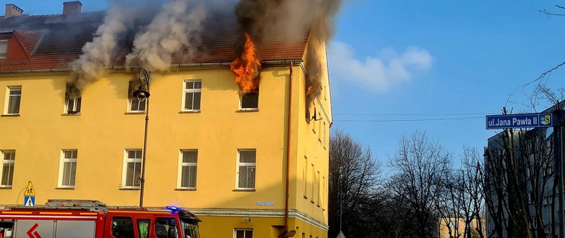 Widok palącego się mieszkania