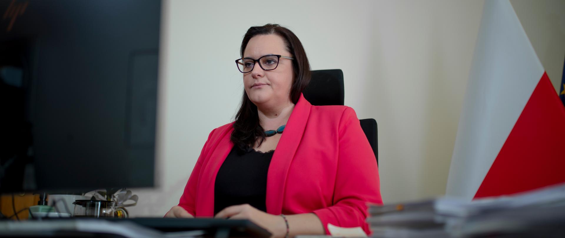 wiceminister Małgorzata Jarosińska-Jedynak przy komputerze uczestniczy w konferencji online