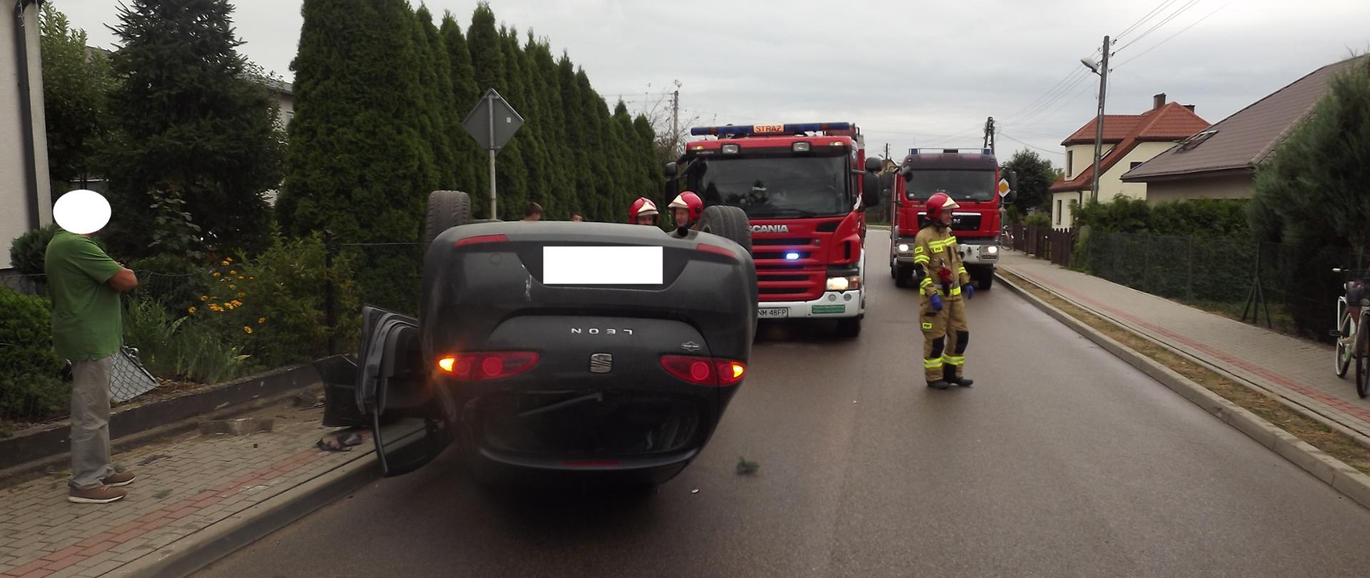 Zderzenie dwóch sam. osobowych na ul. Kasztanowej w NML w tle samochody pożarnicze, strażacy PSP