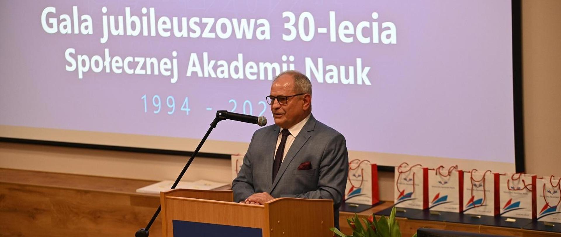 I wicewojewoda Marek Mazur podczas gali jubileuszowej 30-lecia Społecznej Akademii Nauk. 