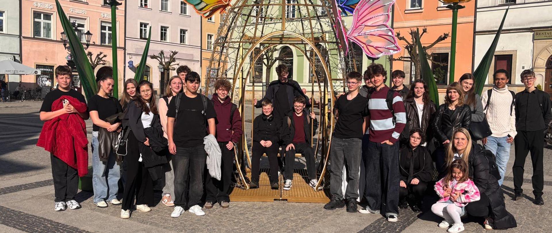 Zdjęcie grupowe na rynku w Bolesławcu.