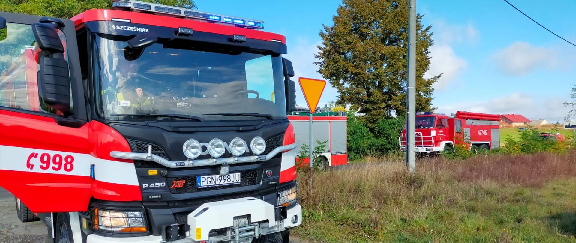 Na zdjęciu widać trzy zastępy straży pożarnej, które przyjechały na miejsce zdarzenia. Jest pogodny dzień
