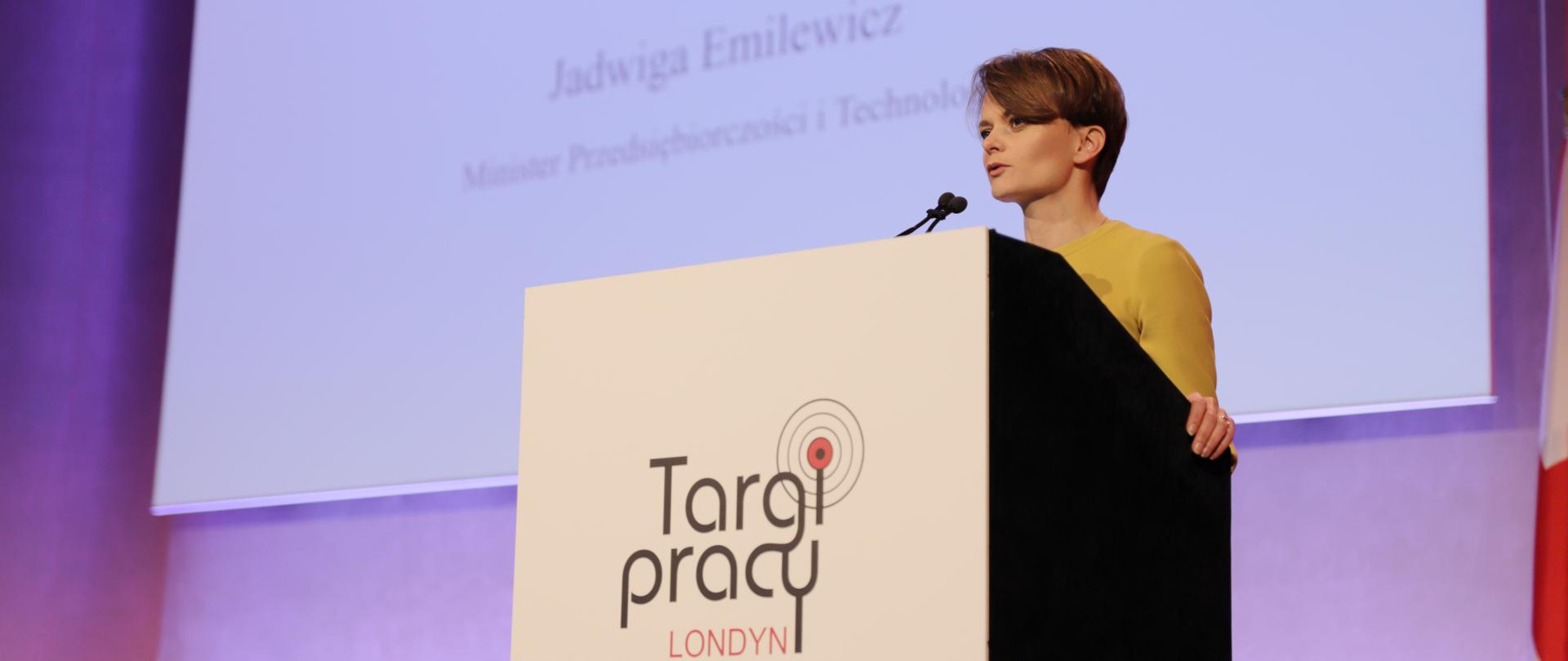 Minister Emilewicz przemawia na scenie podczas otwarcia 