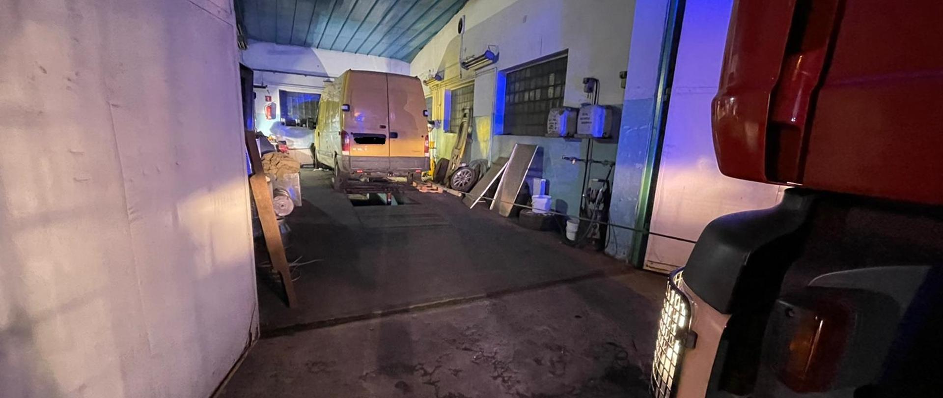 Przygniecenie przez samochód dostawczy