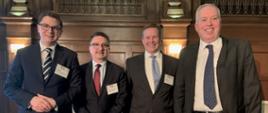 Kongres Międzynarodowego Stowarzyszenia Prawa Energii Jądrowej . Obok siebie stoją Prezes PAA dr Łukasz Młynarkiewicz, Nader Mamish z Westinghouse Electric Company, Will Fork, z Pillsbury Winthrop Shaw Pittman oraz Ian Salter, z Burgess Salmon