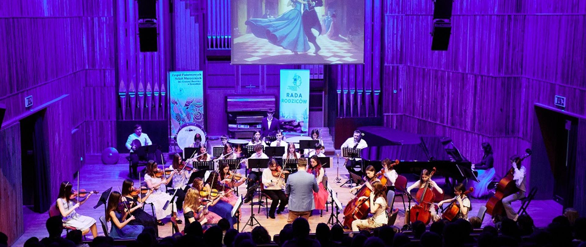 orkiestra zpsm, w tle organy sali koncertowej