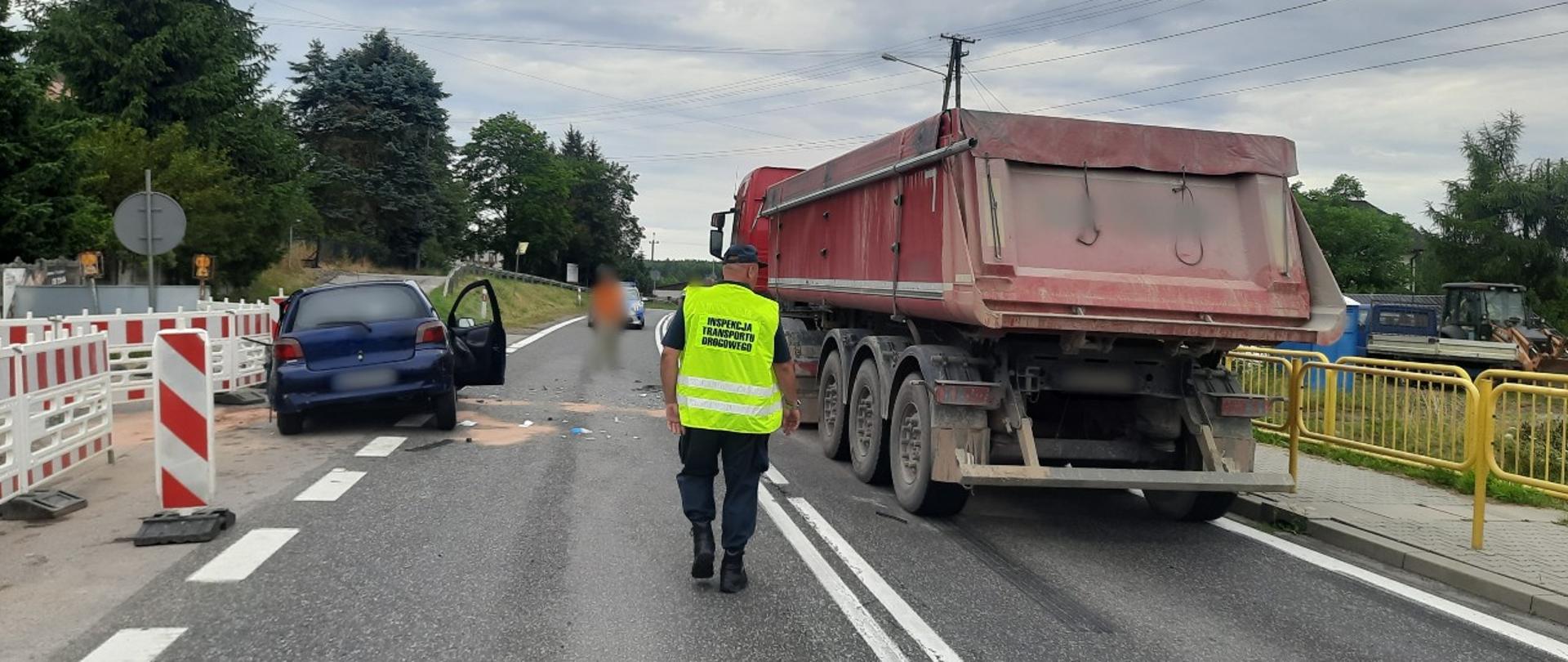 Funkcjonariusze świętokrzyskiej Inspekcji Transportu Drogowego na miejscu wypadku w Lubieni (powiat starachowicki).