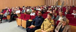 Uczestnicy szkolenia dla dyrektorów placówek oświatowych w sali audytoryjnej Zespołu Szkół Muzycznych w Sosnowcu. W pierwszym rzędzie siedzą przedstawiciele Policji i Państwowej Straży Pożarnej oraz przedstawicielka organizatorów. Spotkanie dotyczyło ochrony ludności i obrony cywilnej oraz przygotowania kadry oświatowej do właściwego reagowania na zagrożenia.