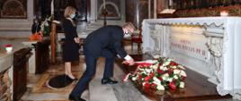 L'Ambasciatore Janusz Kotański porge i fiori sulla tomba di San Giovanni Paolo II