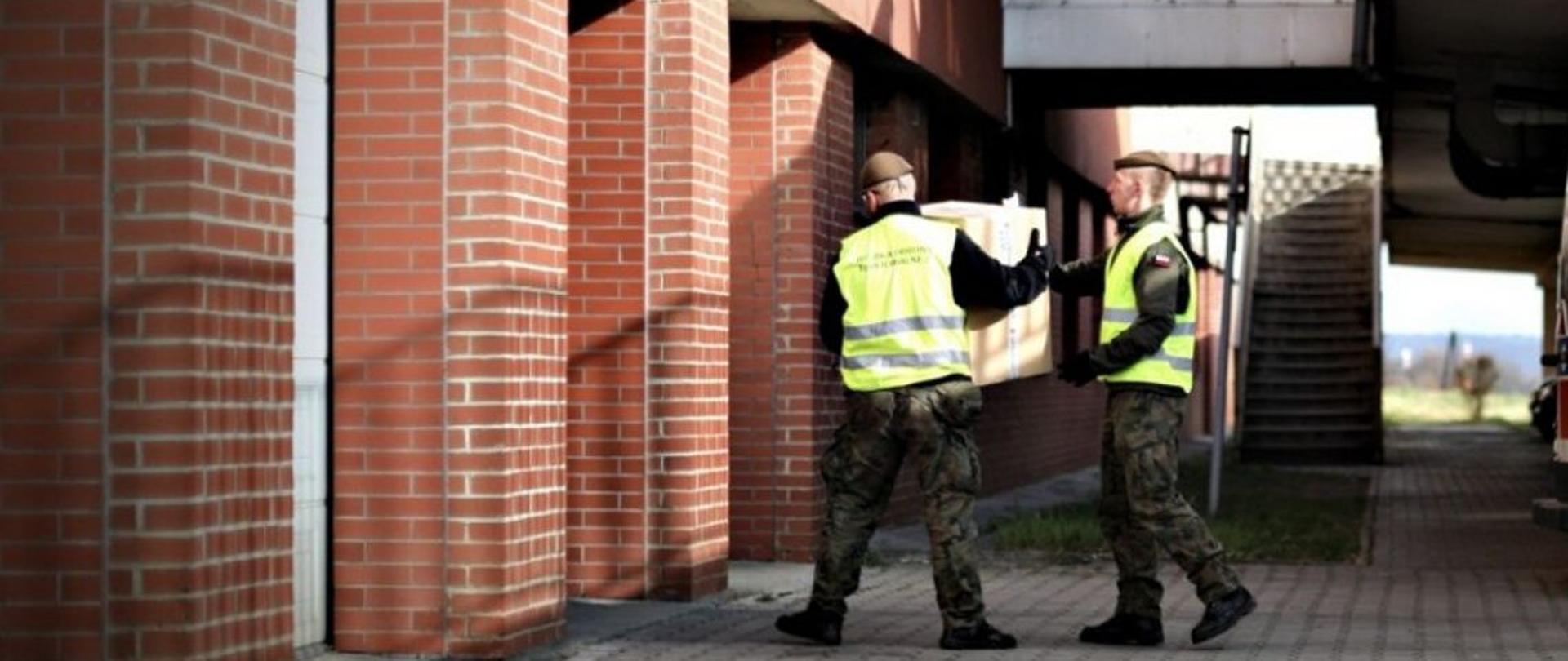 Żołnierze WOT udzielają pomocy w czasie walki z epidemią koronawirusa.