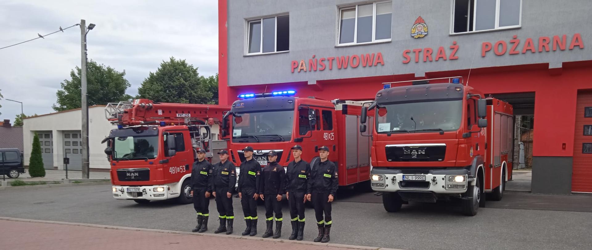 Zdjęcie przedstawia zmianę służbowa podczas oddawania hołdu powstańcom warszawskim.