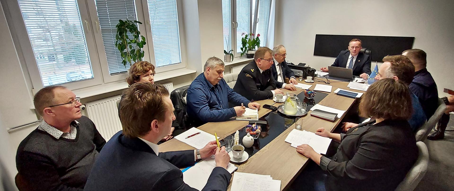 Na zdjęciu widoczni są przedstawiciele służb i instytucji PZZK