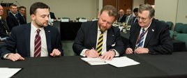 20190327_PolishHealthDelegation_signing_023_(1)