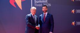 Premijer Poljske Donald Tusk sa predsjednikom Crne Gore Jakovom Milatovićem stoje i rukuju se ispred zida sa natpisom EU-WESTERN BALKANS SUMMIT TIVAT 2026