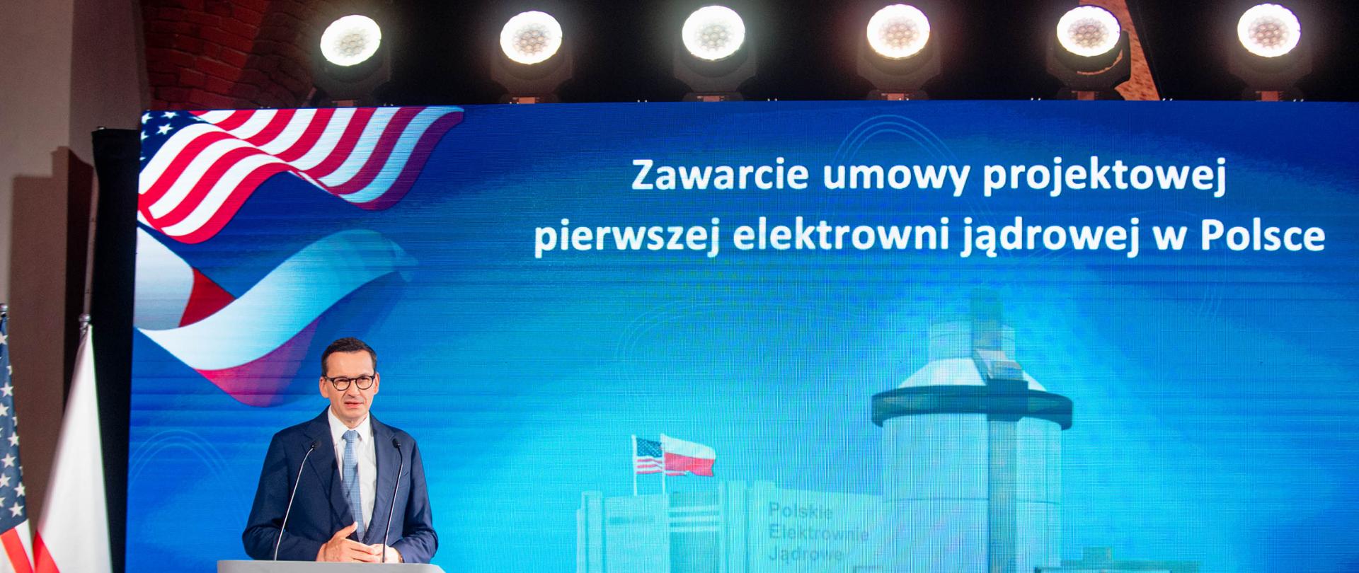 Premier Mateusz Morawiecki podczas wypowiedzi dla mediów w trakcie uroczystości podpisania umowy na budowę elektrowni atomowej w Polsce.