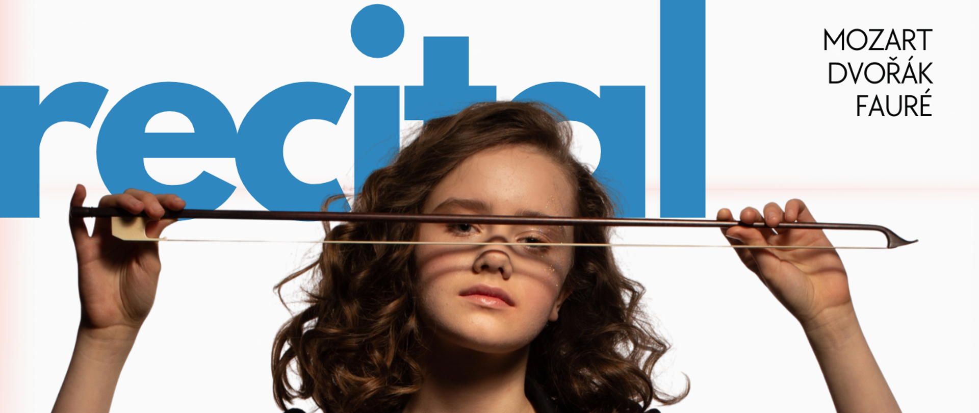 informacja o recitalu skrzypcowym, postać kobiety w ciemnym stroju trzyma nad głową smyczek, białe tło
