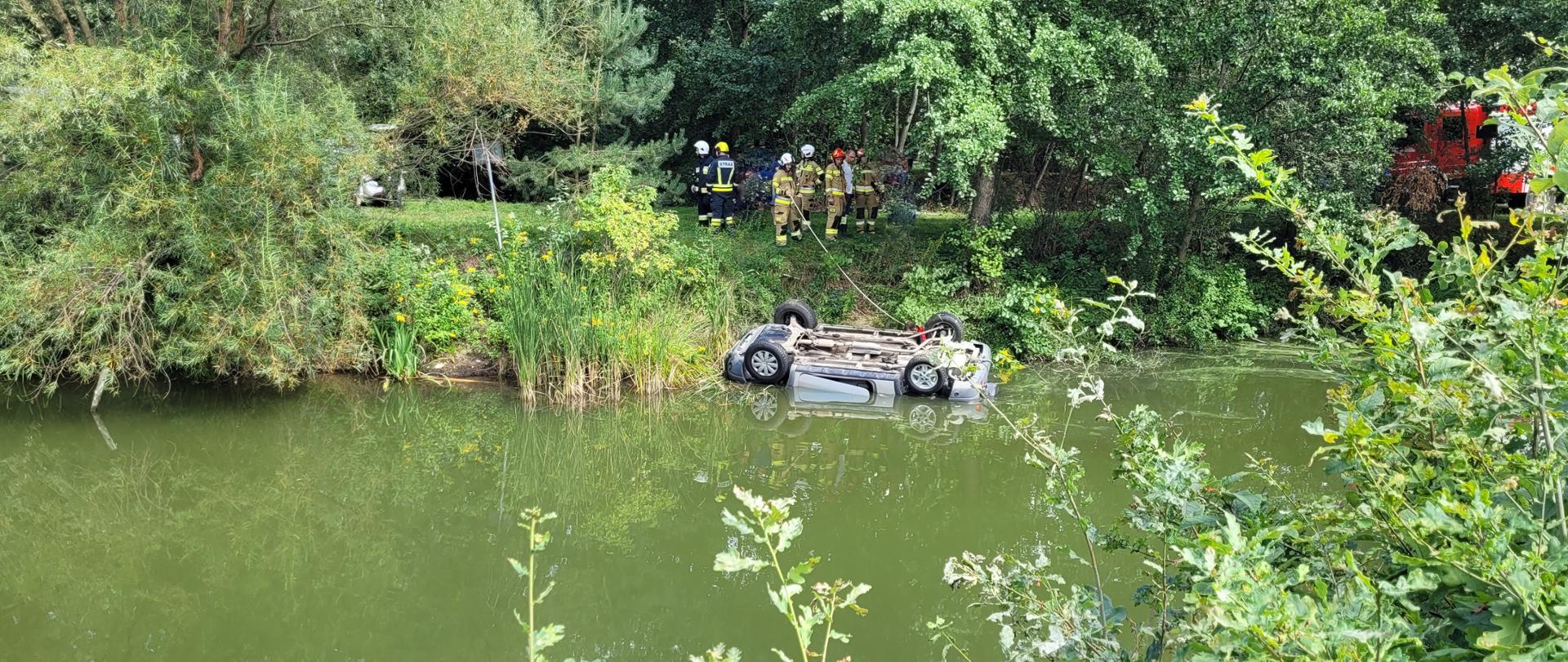 Samochód osobowy wjechał do stawu