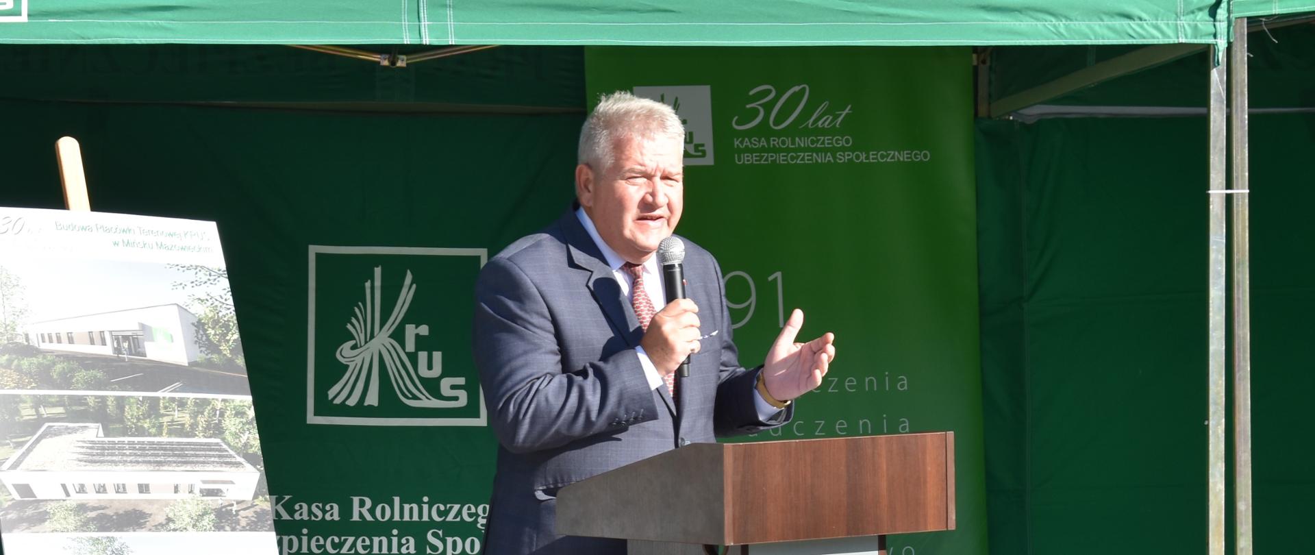 Na zdjęciu widoczny jest mężczyzna