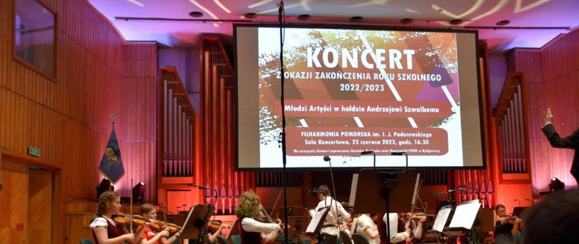 na zdjęciu uczniowie orkiestry grający na skrzypcach