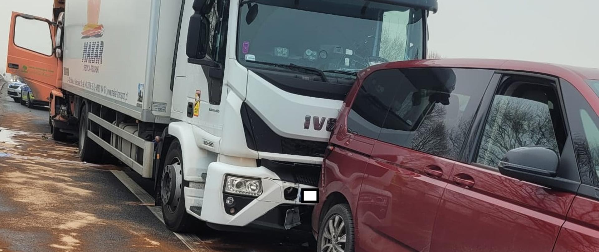 Zderzenie dwóch samochodów ciężarowych i busa
