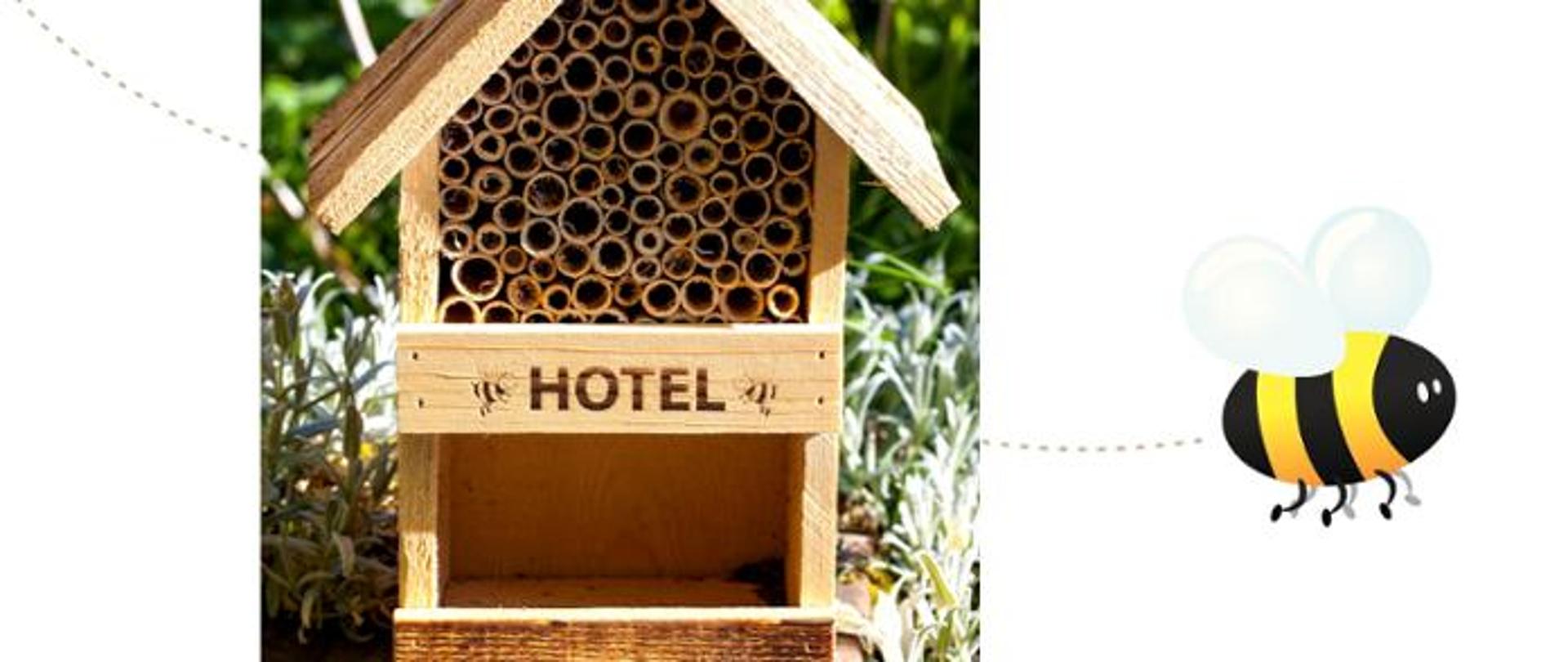 Zdjęcie przedstawiające hotel dla pszczół i owadów w ogrodzie. Jedna ikonografika z prawej strony przedstawia pszczołę.