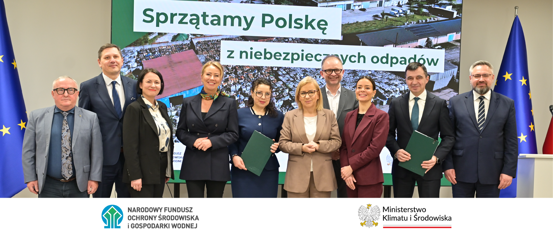 Zdjęcie grupowe. W podpisaniu umowy w dniu 27 lutego 2026 udział wzięli (na zdjęciu od lewej strony): Paweł Augustyn, zastępca prezesa zarządu NFOŚiGW, Arkadiusz Rojewski, kierownik biura Polityki Gospodarczej, Dorota Zawadzka-Stępniak, prezes zarządu NFOŚiGW, Izabela Bodnar, posłanka na Sejm RP, Anna Grygierek, burmistrz Gminy Strumień, Paulina Hennig-Kloska, ministra Klimatu i Środowiska, Krzysztof Pałka, wiceprzewodniczący Rady Nadzorczej NFOŚiGW, Aleksandra Leo , posłanka na Sejm RP, Rafael Rokaszewicz, prezydent Miasta Głogowa, Mirosław Suchoń, poseł na Sejm RP. W stopce zdjęcia logotypy: NFOŚiGW, MKiŚ.