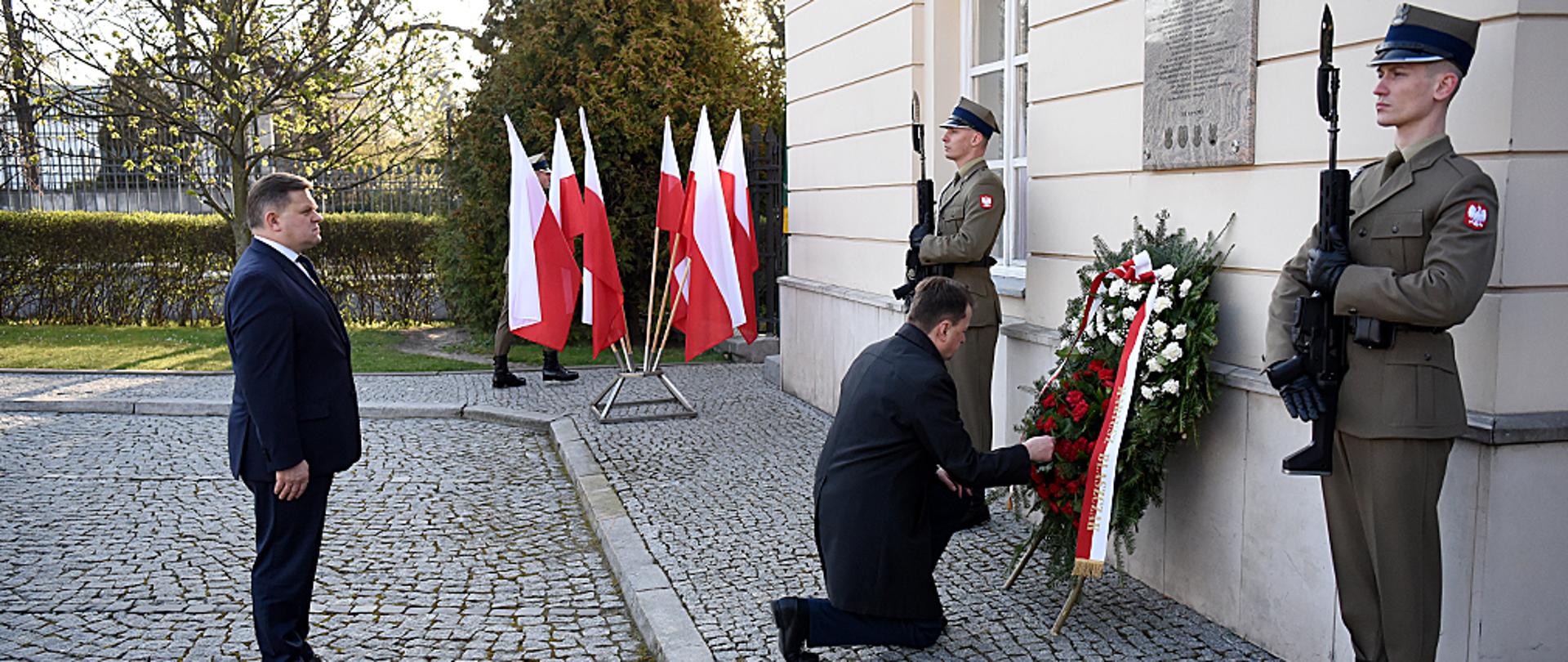 Minister obrony narodowej Mariusz Błaszczak składa wieniec przed tablica pamięci, która znajduje się w Ministerstwie Obrony Narodowej przy ul. Klonowej 1. 