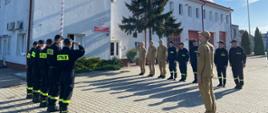 Na zdjęciu widać uroczystą zbiórkę funkcjonariuszy Jednostki Ratowniczo-Gaśniczej nr 2 w Koninie z okazji Dnia Flagi RP.