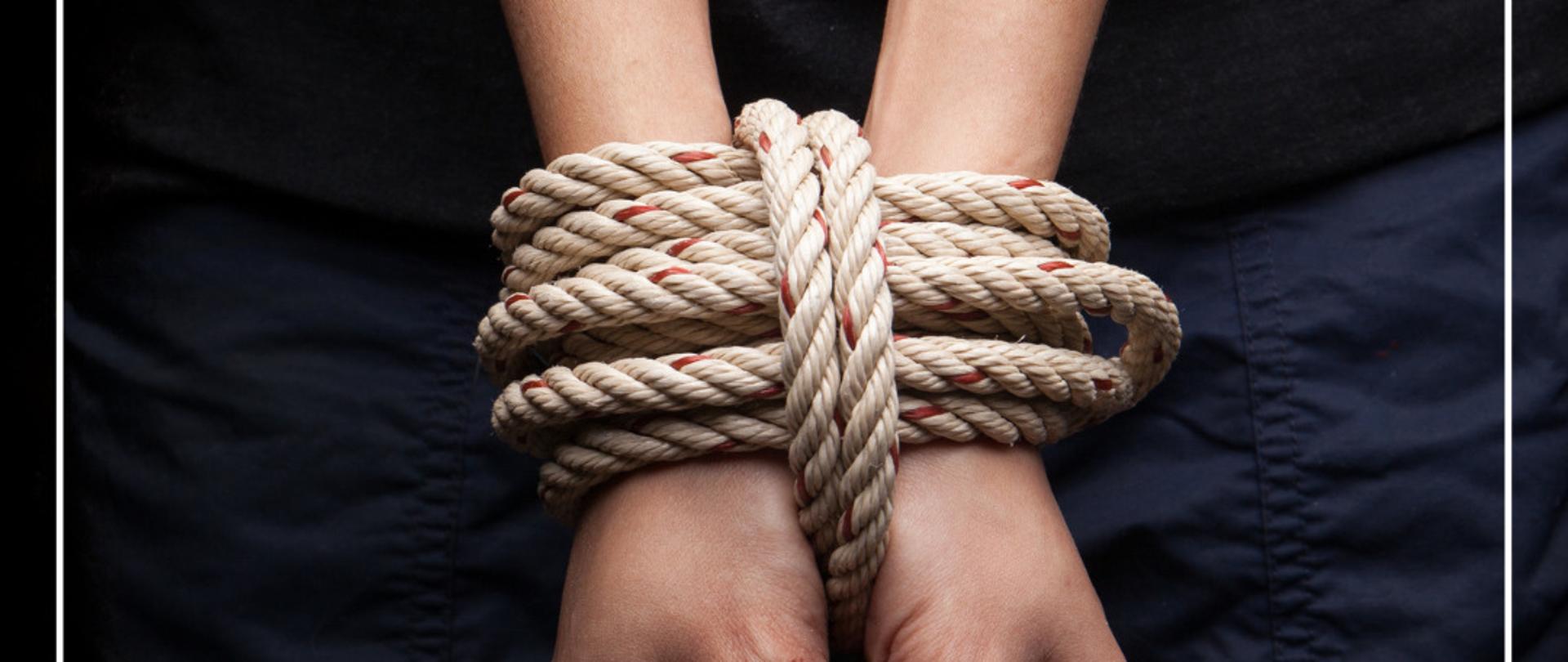 dłonie związane sznurem