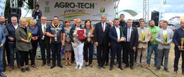 Minister Jan Krzysztof Ardanowski z laureatami nagród dla wystawców targowych