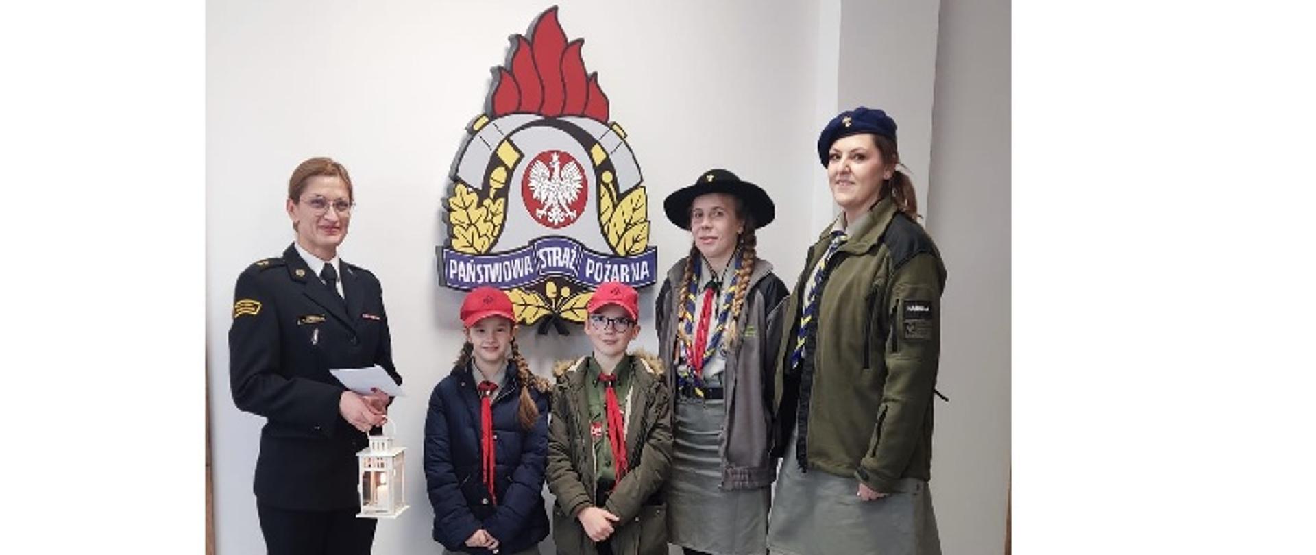 Harcerze ze Światełkiem Betlejemskim z wizytą w Komendzie Powiatowej Państwowej Straży Pożarnej w Wieliczce