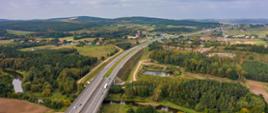 Zdjęcie lotnicze odcinka drogi ekspresowej S7 w okolicach Chęcin