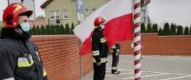 Strażacy z KP PSP Słupca w uroczystej warcie przed masztem z flagą Polski