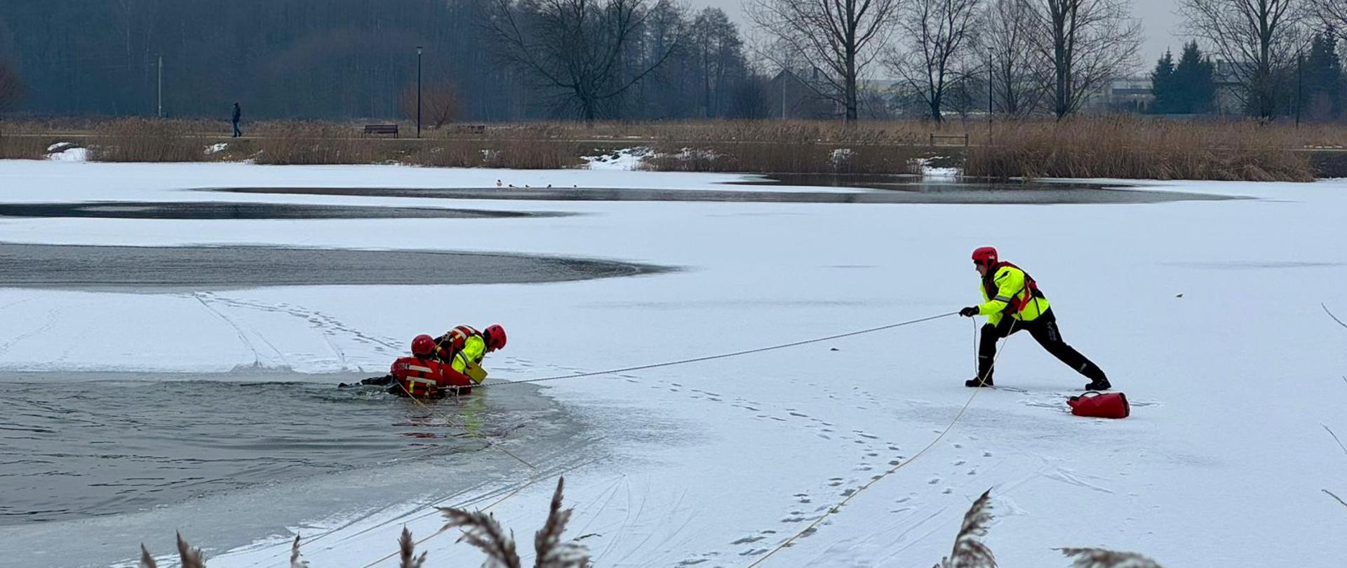 Ćwiczenia z zakresu ratownictwa wodno-lodowego na zbiorniku Kępina