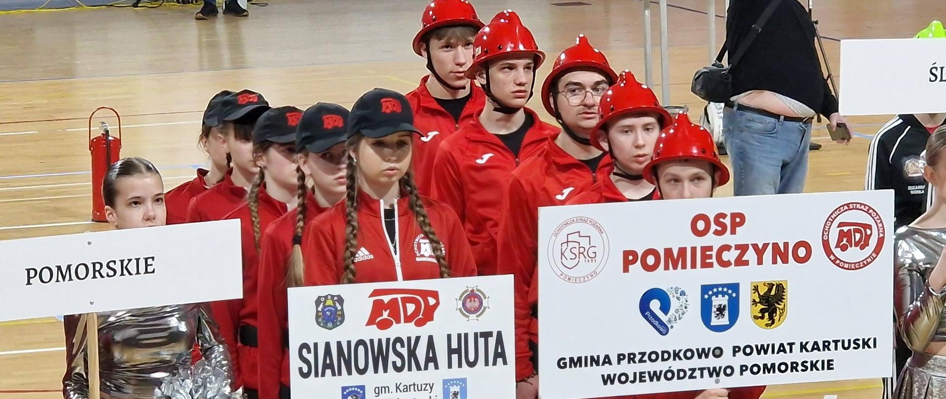 Zdjęcie przedstawia drużynę OSP Pomieczyno oraz OSP Sianowska Huta podczas ceremonii otwarcia zawodów.