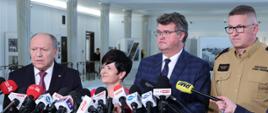 Na zdjęciu widać pięć osób podczas briefingu prasowego w gmachu Sejmu RP