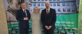Na zdjęciu od lewej: Jarosław Sobański, burmistrz Miasta i Gminy Przedecz, Urszula Gawryszewska, dyrektor Szkoły Podstawowej w Przedczu, Robert Gajda zastępca prezesa zarządu NFOŚiGW.