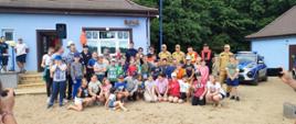 Zdjęcie grupowe po zakończeniu pokazu, na którym widać służby i osoby biorące udział w pokazie