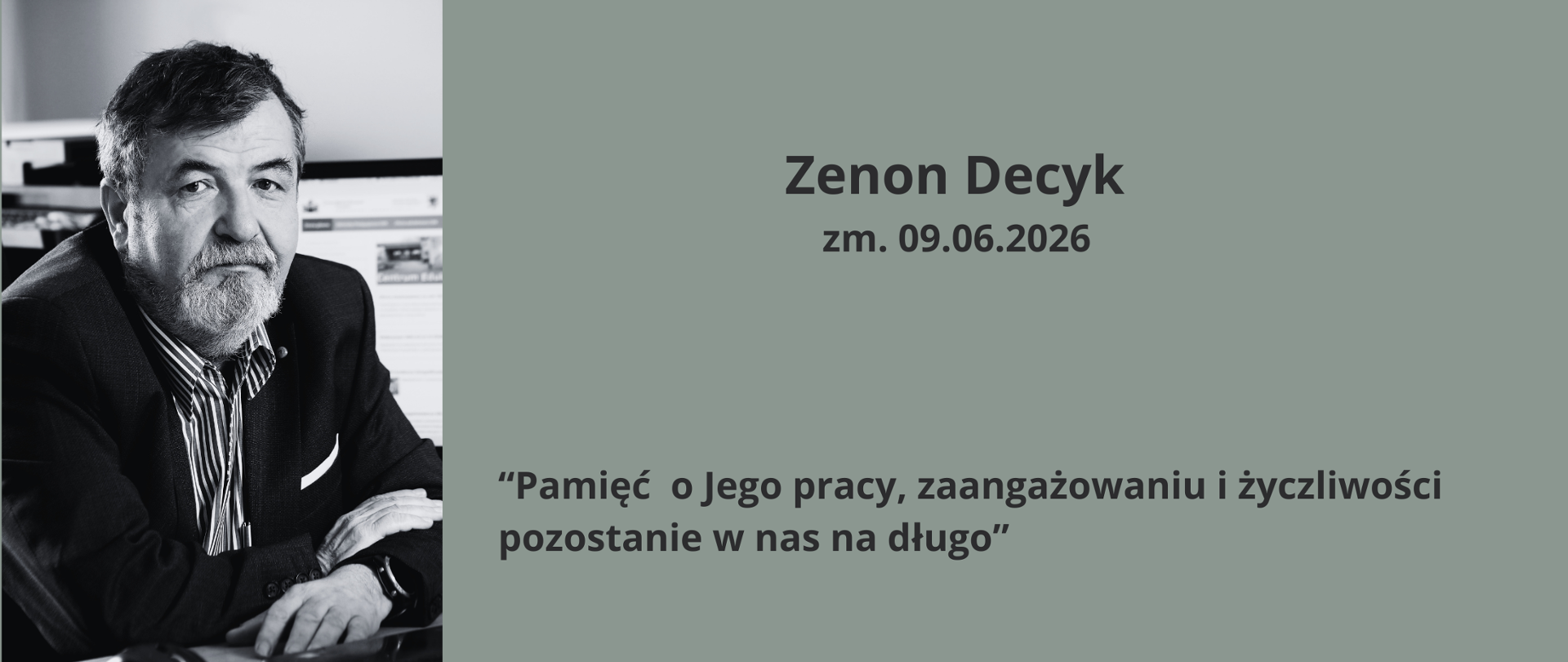 Grafika kondolencyjna. Po lewej stronie czarno-białe zdjęcie portretowe mężczyzny z brodą, siedzącego przy biurku. Po prawej stronie, na stonowanym szaro-zielonym tle, widnieje napis: „Zenon Decyk” oraz „zm. 09.10.2026”. Poniżej zamieszczono cytat: „Pamięć o Jego pracy, zaangażowaniu i życzliwości pozostanie w nas na długo”.